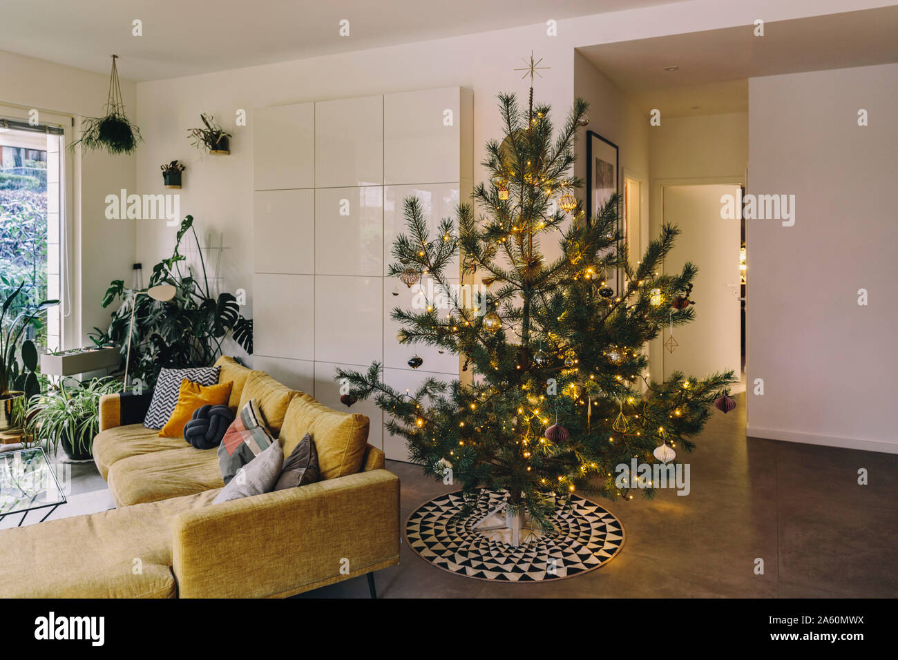 Pino decorate albero di Natale in soggiorno Foto Stock