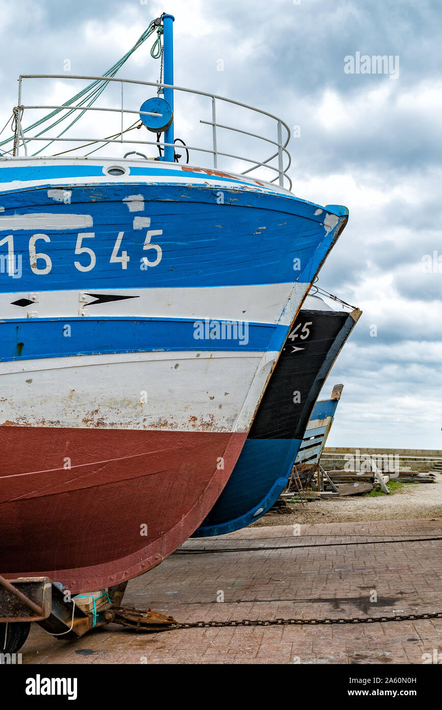 Saint-Vaast-la-Hougue, Manche / Francia - 16 Agosto, 2019: barche da pesca in bacini di carenaggio per la riparazione e ricondizionamento Foto Stock