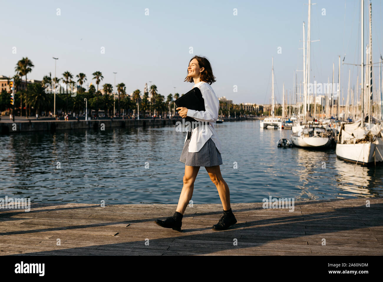 Piuttosto imprenditrice passeggiate alla marina dopo il lavoro Foto Stock