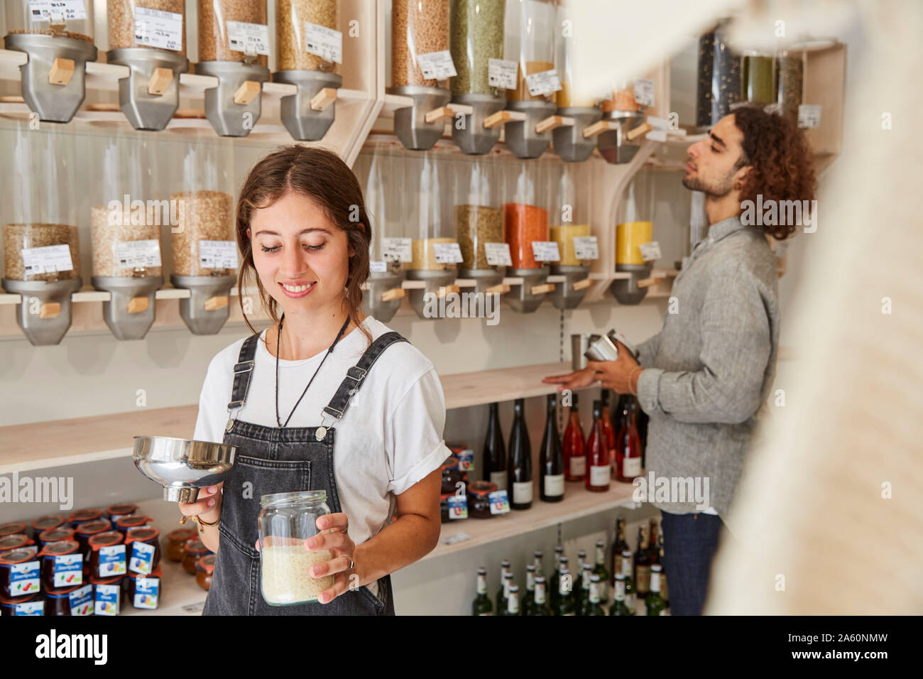 Donna shopping nel packaging-free supermercato Foto Stock