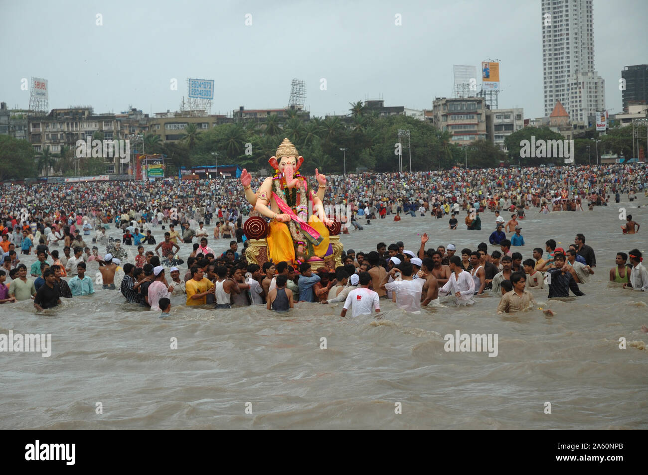 Mumbai, Maharashtra, India, Sud-est asiatico : Ultimo giorno del Ganesh Chaturthi, idolo alla processione/ Visarjan che termina in mare spiaggia per immersione. Foto Stock