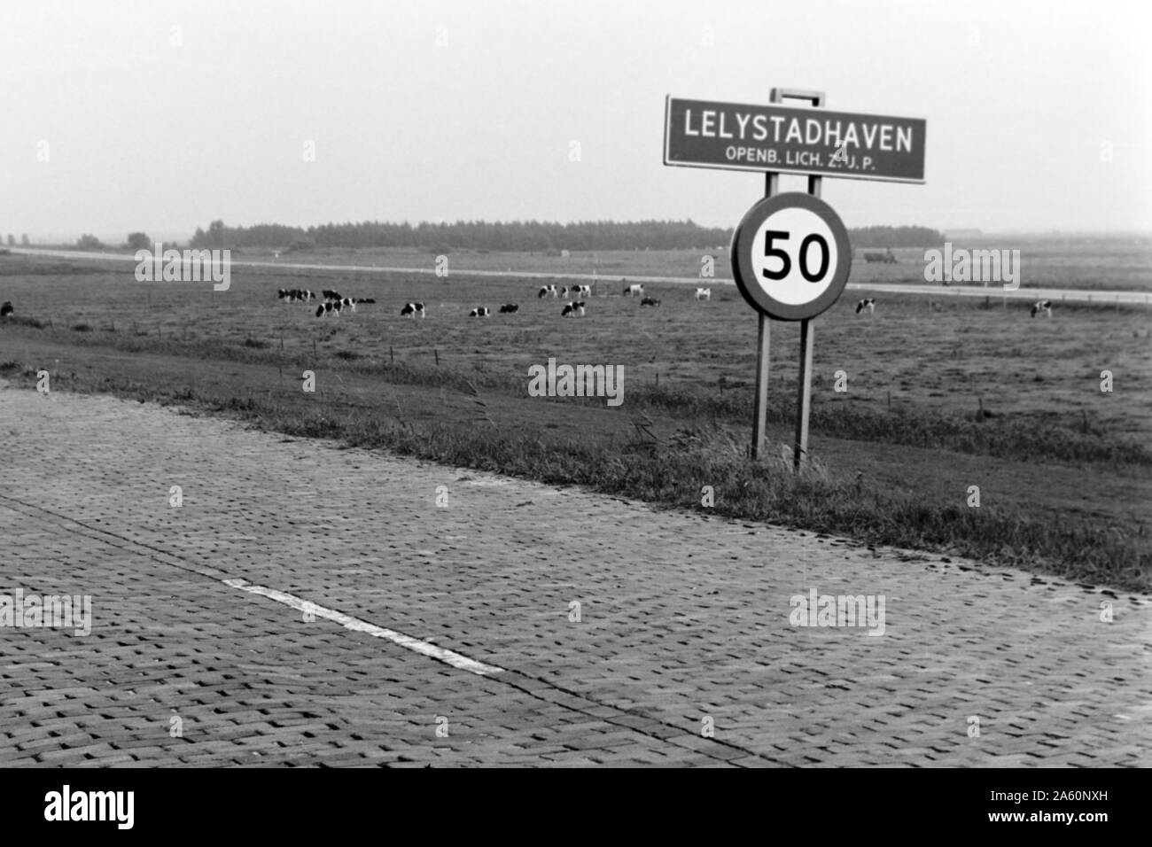 Der Eingang in die Kleinstadt, Lelystad Niederlande 1971. L'entrata nel villaggio di Lelystad, Paesi Bassi 1971. Foto Stock