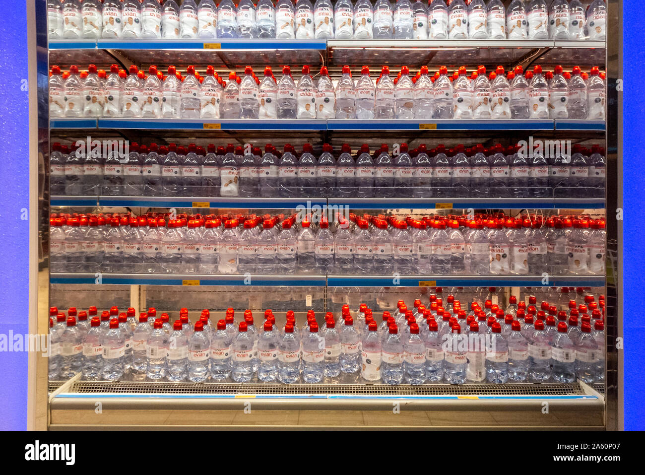 Acqua in bottiglia presso l'aeroporto di Gatwick Foto Stock