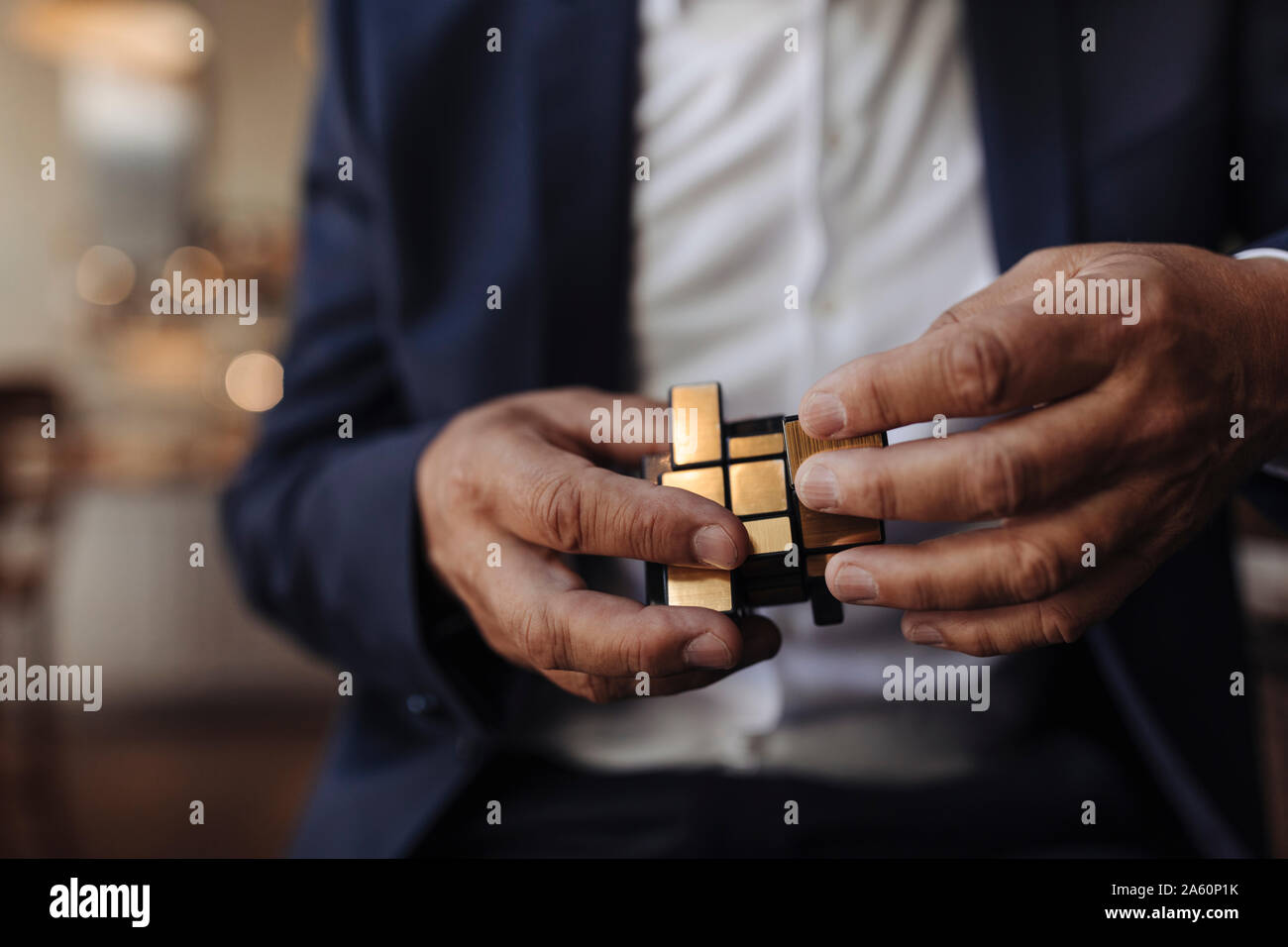 Close-up di imprenditore con il cubo di Rubik Foto Stock
