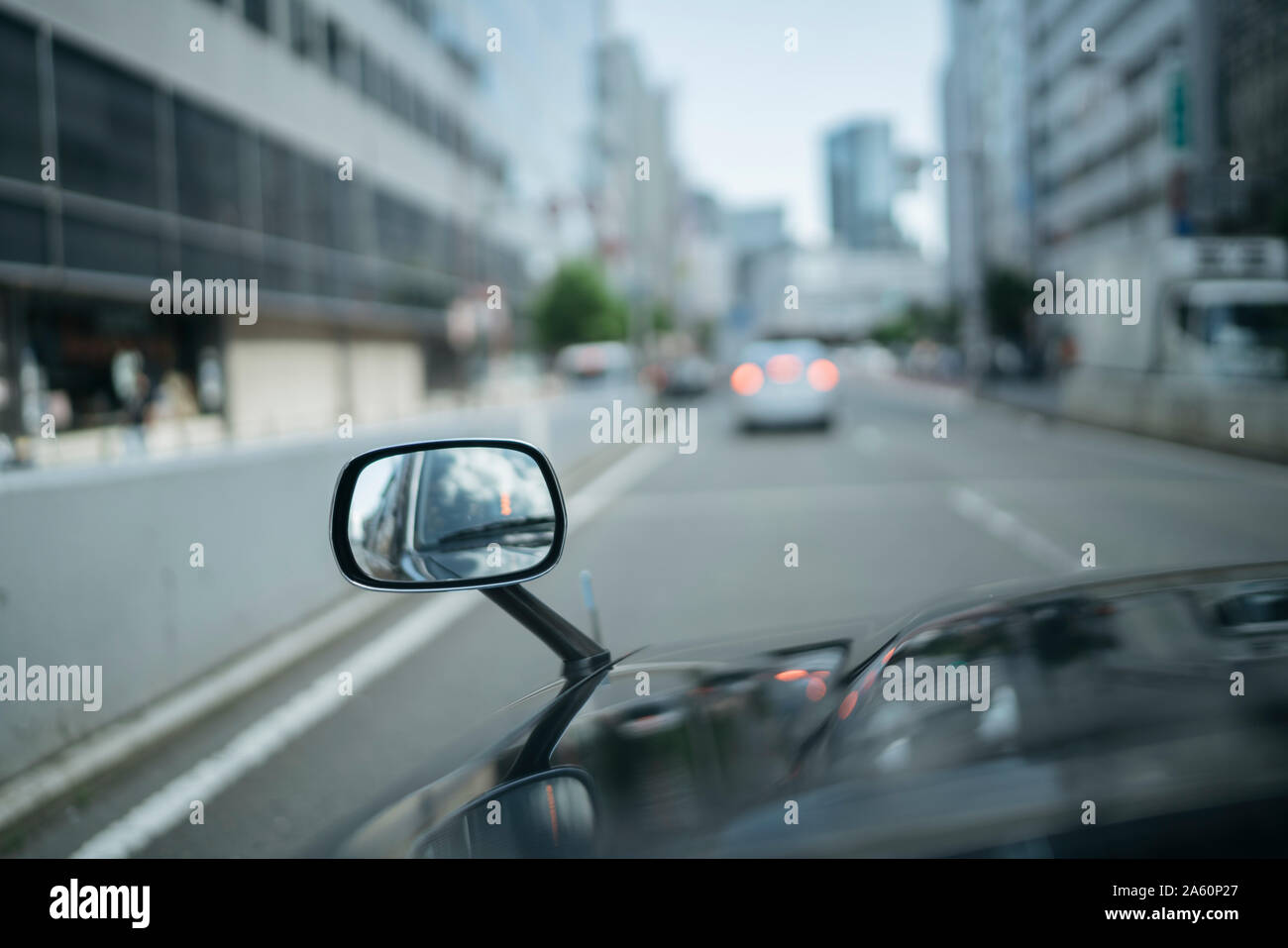 Dettaglio di un taxi sulla strada di Osaka in Giappone Foto Stock