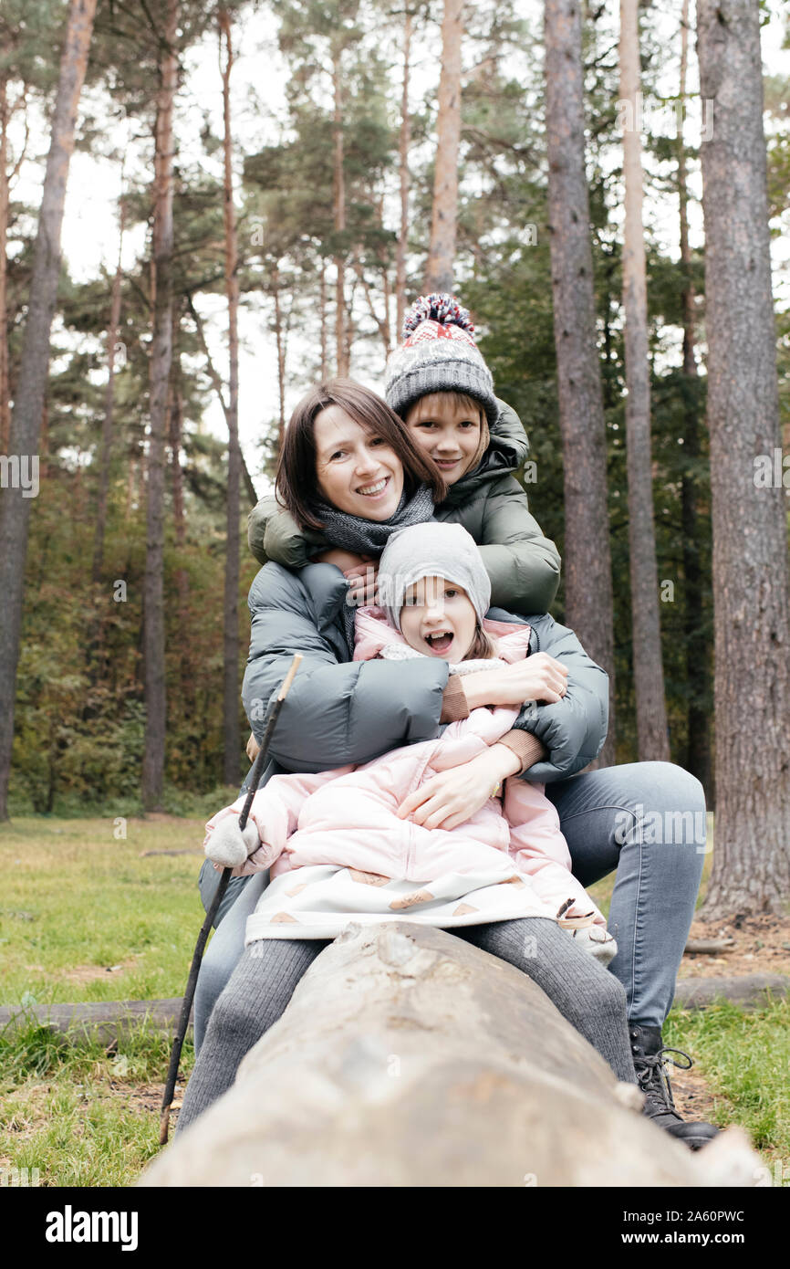 Figlia della madre e figlio divertirsi in un parco Foto Stock