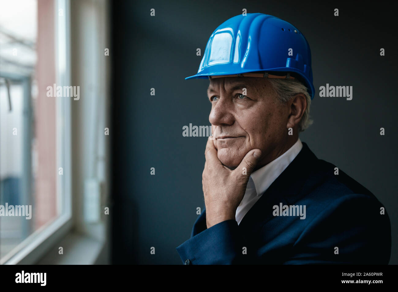 Ritratto di un fiducioso imprenditore senior indossare elmetto Foto Stock