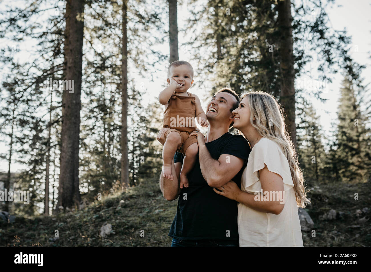 La famiglia felice con piccolo figlio su una escursione in una foresta, Schwaegalp, Nesslau, Svizzera Foto Stock