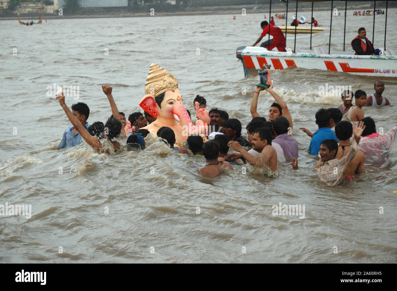 Mumbai, Maharashtra, India, Sud-est asiatico : Ultimo giorno del Ganesh Chaturthi, idolo alla processione/ Visarjan che termina in mare spiaggia per immersione. Foto Stock