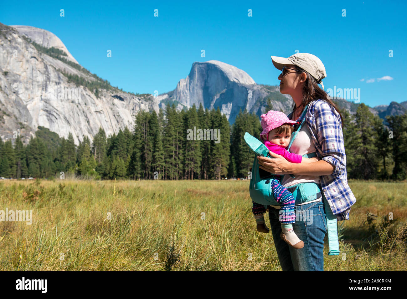 Trasporto di madre in figlia baby carrier, Yosemite National Park, California, Stati Uniti d'America Foto Stock