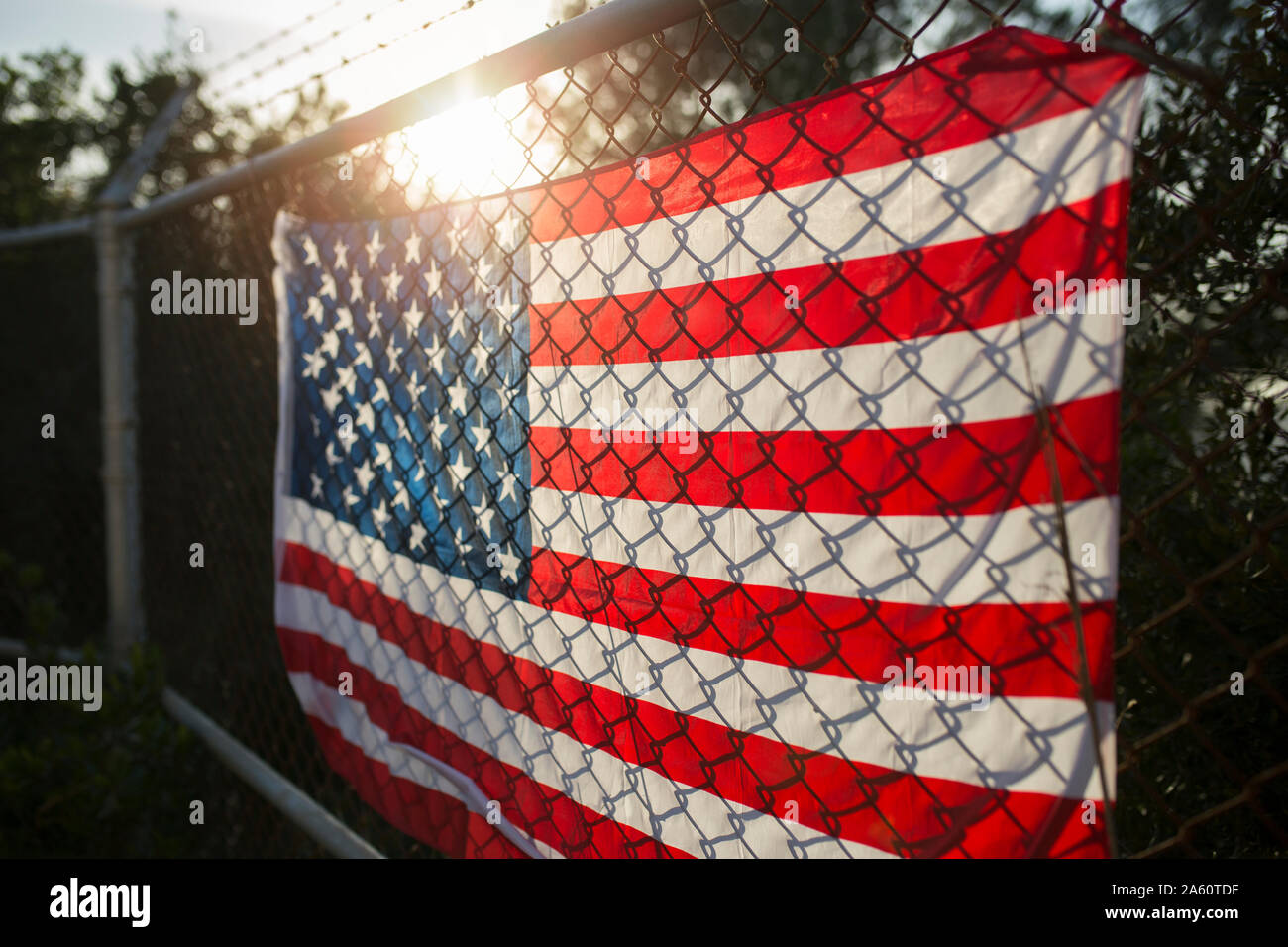 US-bandiera americana sul filo spinato, close up Foto Stock