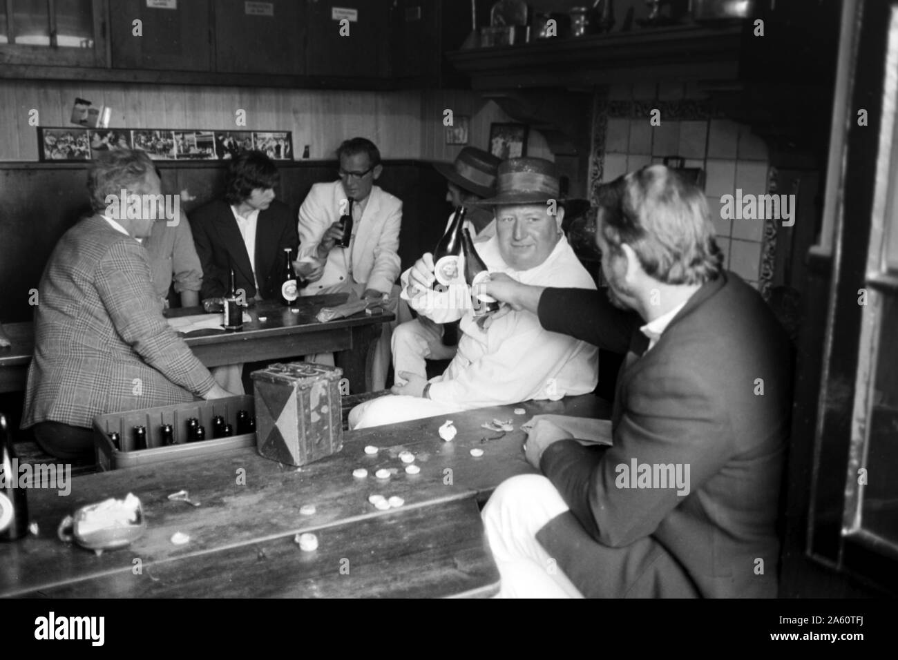 Eine Gruppe von Männern trinken Amstel Bier, Alkmaar Niederlande 1971. Un paio di ragazzi di bere qualche Amstelbeer, Alkmaar Paesi Bassi 1971. Foto Stock