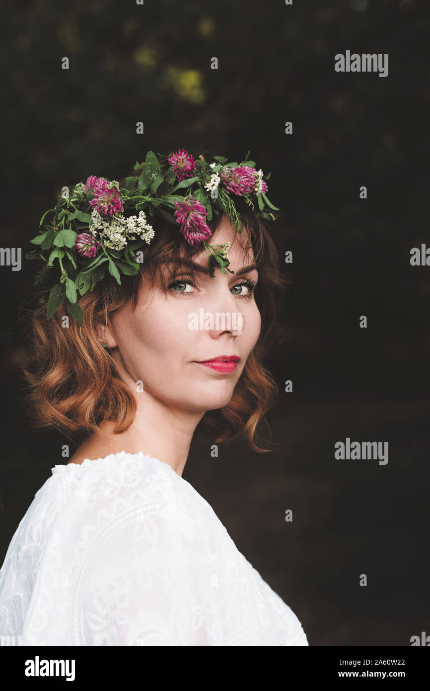 Ritratto di donna con fiore corona sulla sua testa Foto Stock