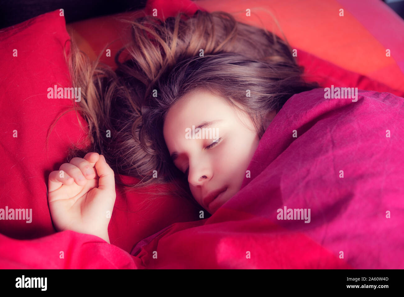 Ritratto di ragazza dormire in letti colorati Foto Stock