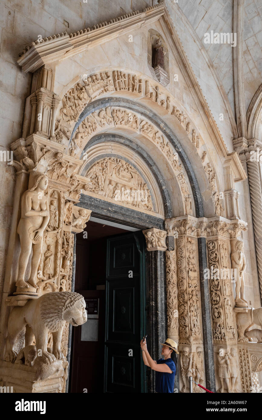 Scultura in pietra al di fuori della cattedrale di San Lorenzo, Trogir, UNESCO Wold Heritage Site, Croazia, Europa Foto Stock