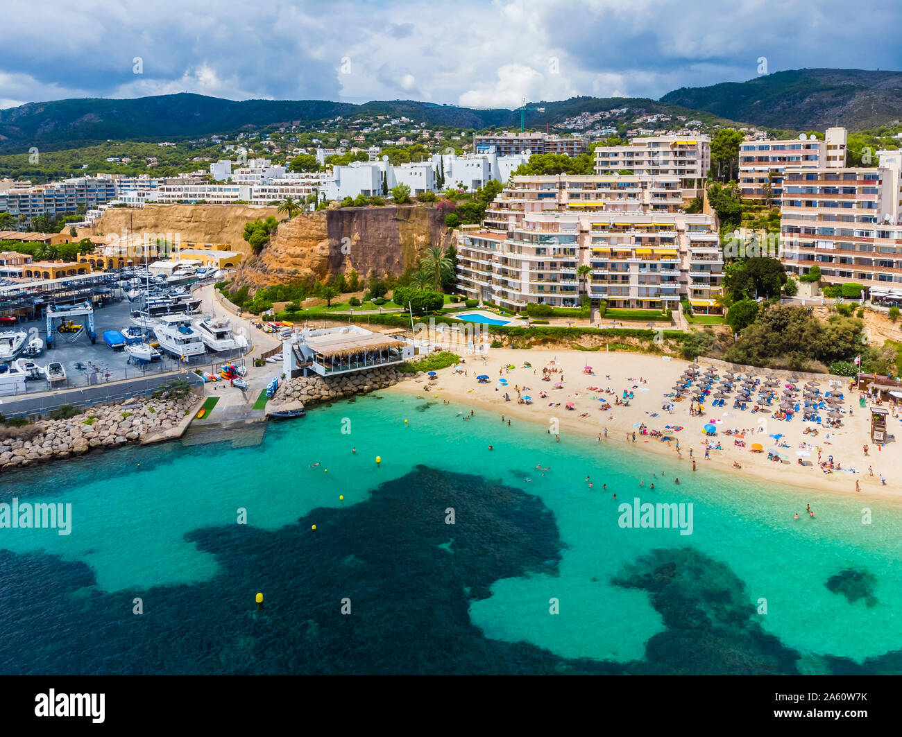 Isole Baleari Spagna, Mallorca, vista aerea di Portals Nous, Spiaggia di Platja de S'Oratori e Illa d'en vendite Foto Stock