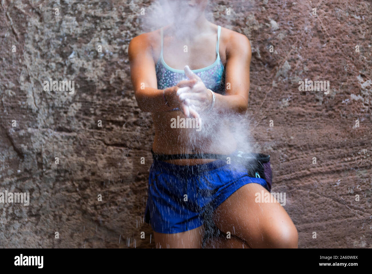 Giovane donna utilizzando polvere di gesso Foto Stock