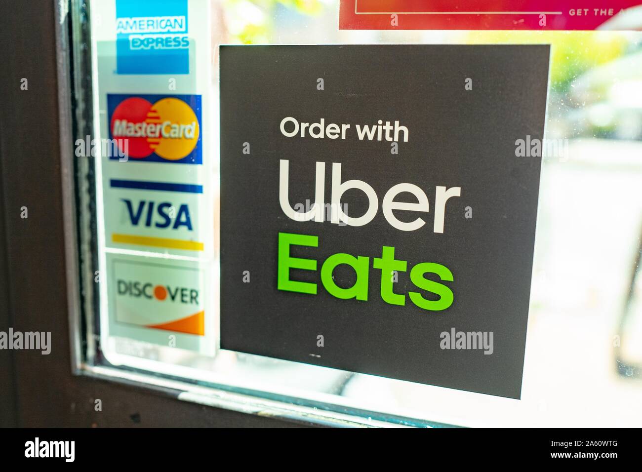 Primo piano del logo per Uber Eats sulla finestra di un ristorante a Walnut Creek, California, 16 settembre 2019. () Foto Stock
