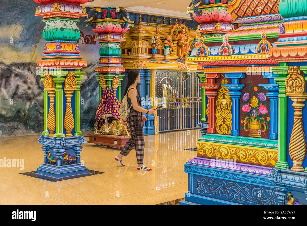 La colorata sala da preghiera presso le Grotte di Batu, Kuala Lumpur, Malesia, Asia sud-orientale, Asia Foto Stock