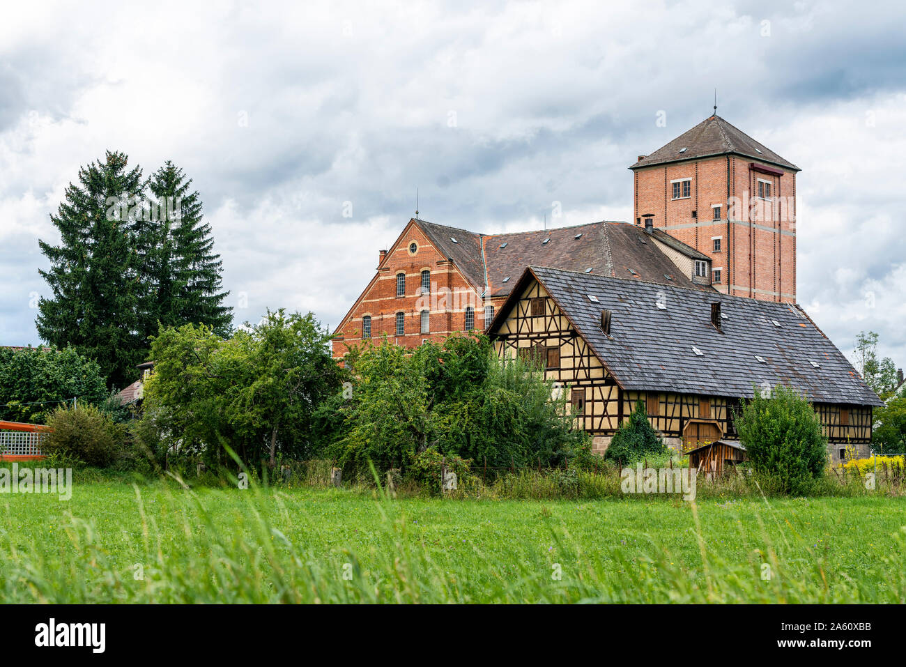 Mattoni vecchi e metà edificio con travi di legno, Hahn Mill, Baden-Württemberg, Germania Foto Stock
