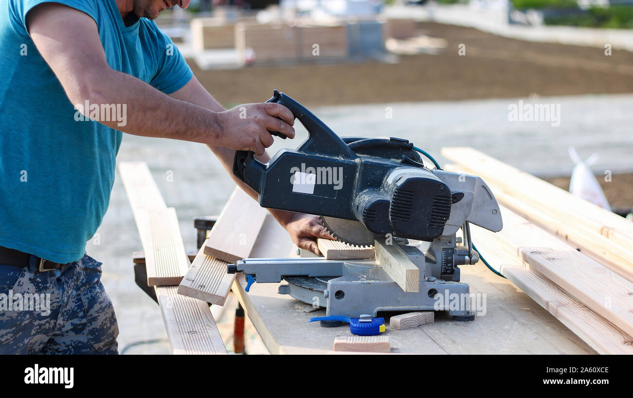 Lavoratore del legno da taglio con sega circolare (softwood) Foto Stock