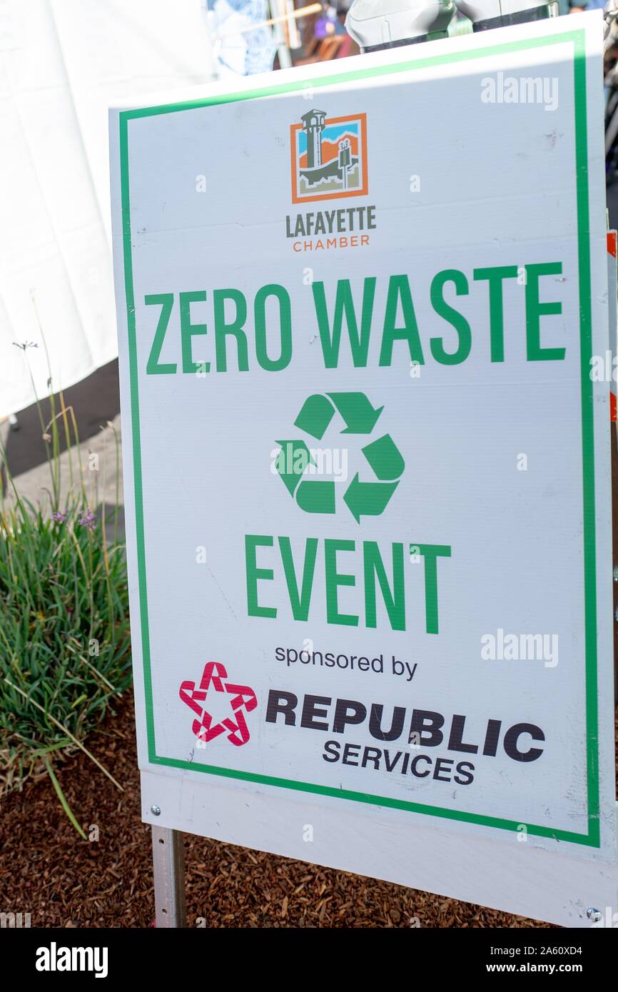 Primo piano di firma da parte di servizi della Repubblica che indica che un evento tenutosi a Lafayette, California, è un evento a zero rifiuti, in cui tutti i materiali di scarto sono deviati dalle discariche per il recupero, il 22 settembre 2019. () Foto Stock