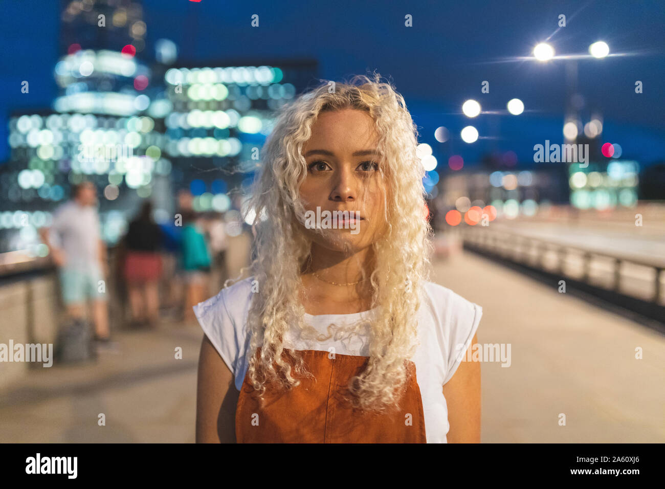 Giovane donna al tramonto a Londra Foto Stock