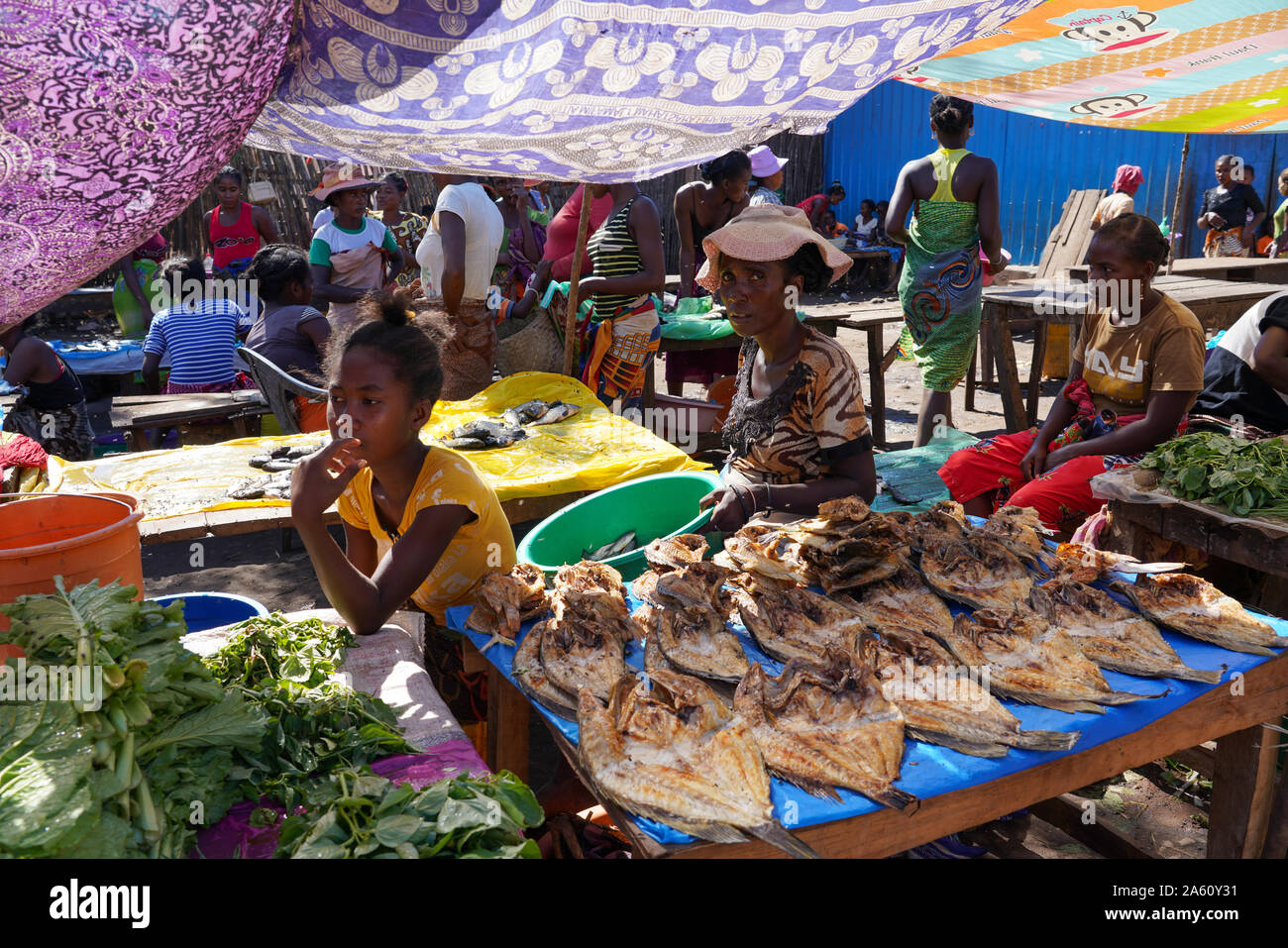 Mercato settimanale a Belo sur Tsiribihina, Menabe, regione occidentale del Madagascar, Africa Foto Stock