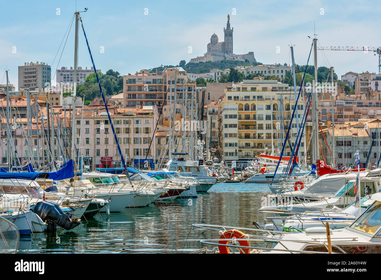 Francia, Provence-Alpes-Côte d'Azur, Marsiglia, il vecchio porto e marina con la Basilica di Notre Dame de la Garde Foto Stock