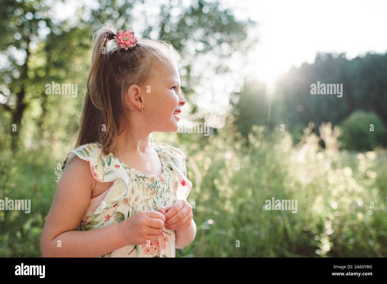 Sorridente bambina in natura Foto Stock