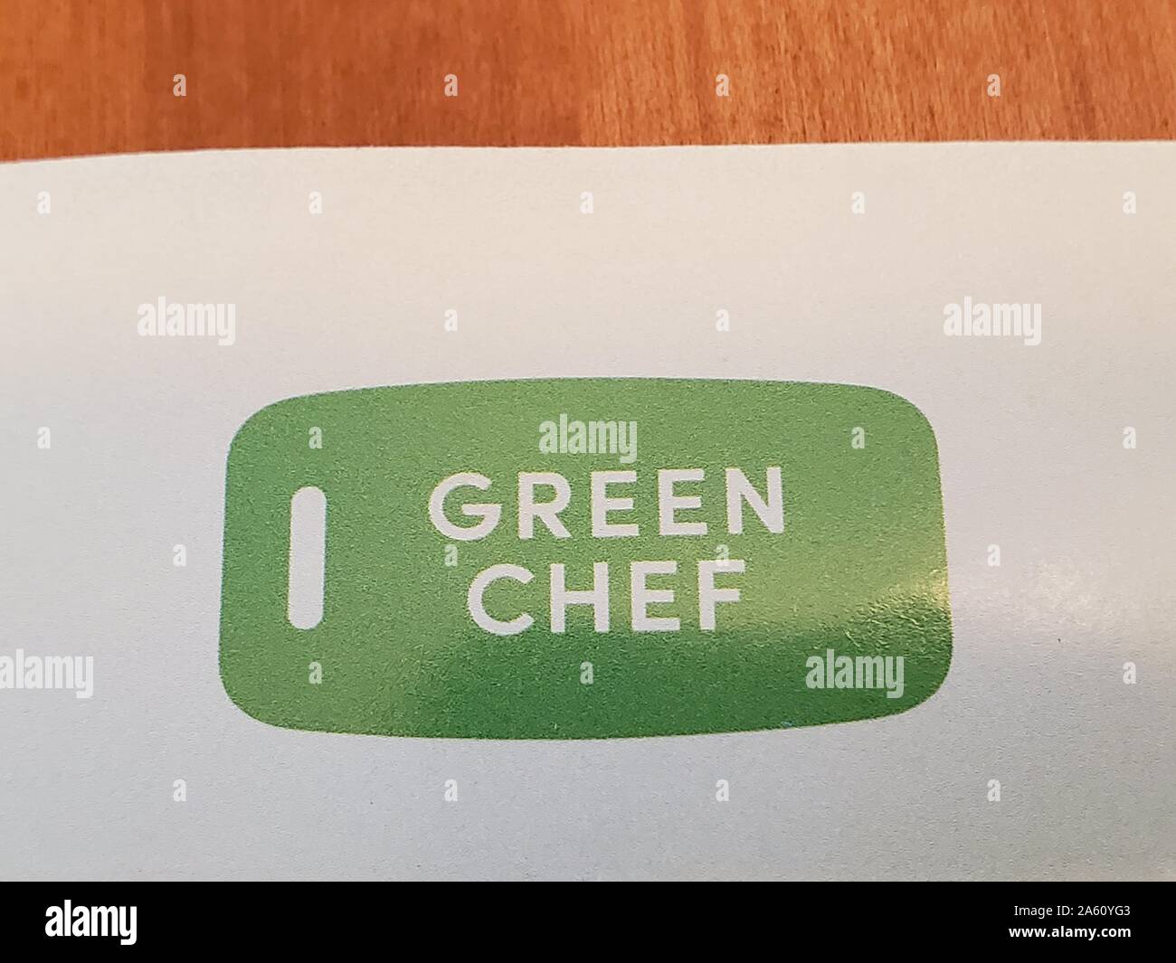 Primo piano del logo per il servizio di consegna kit pasto Green Chef, che si concentra su alimenti biologici e diete speciali Keto e Paleo, su carta su sfondo di legno chiaro, 10 settembre 2019. () Foto Stock