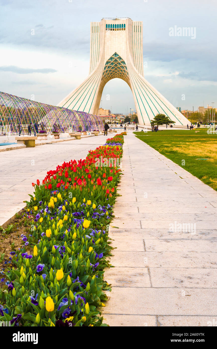 Torre Azadi (Monumento alla Libertà) precedentemente noto come Torre di Shahyad e complesso culturale, Teheran Repubblica Islamica dell Iran, Medio Oriente Foto Stock