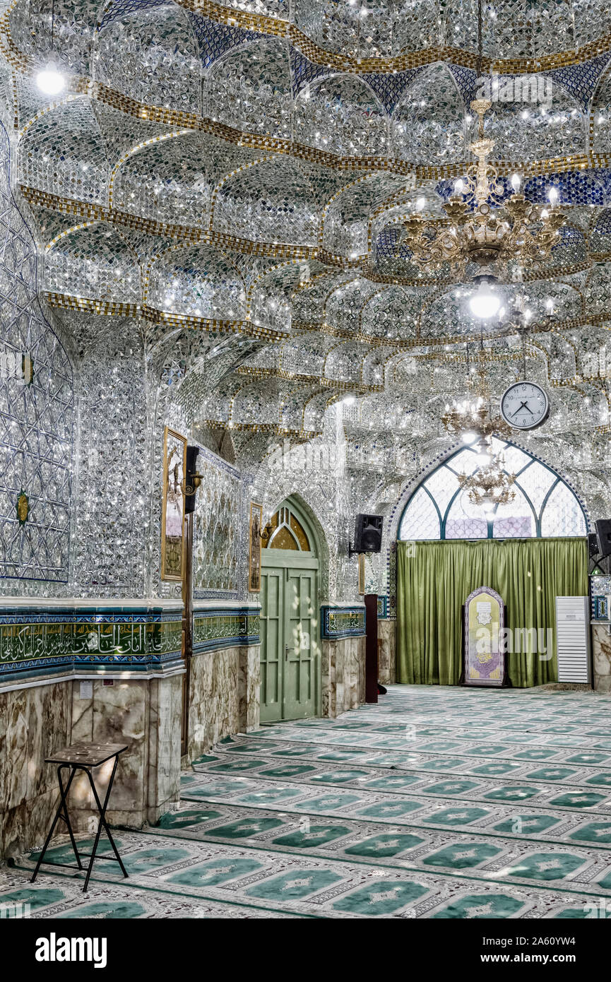 Emamzadeh Zeyd Mausoleo, atrio decorato con specchi, Teheran Repubblica Islamica dell Iran, Medio Oriente Foto Stock