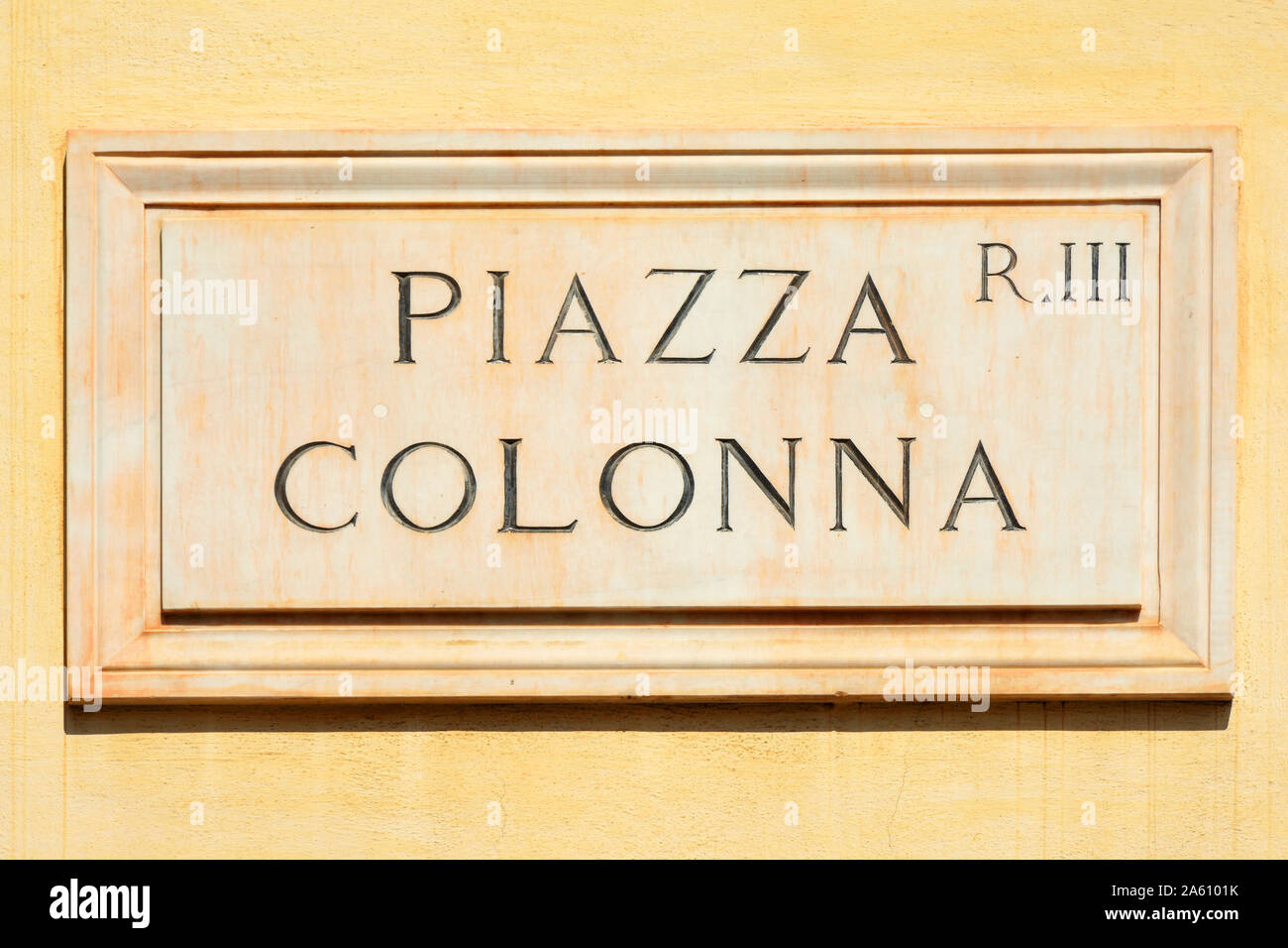 Un cartello stradale di Piazza Colonna a Roma - Italia. Foto Stock