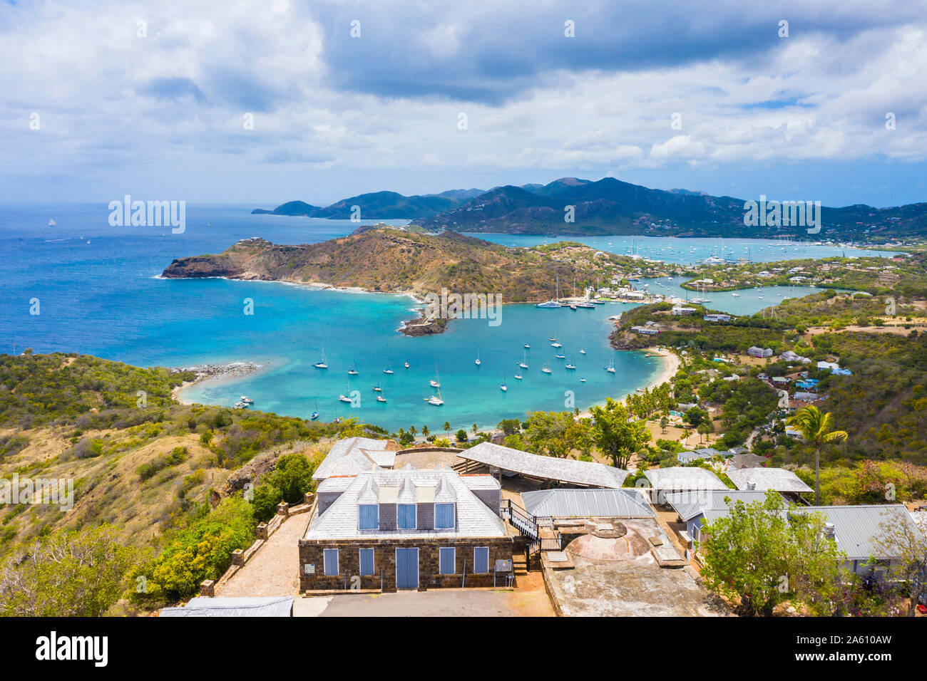 Vista aerea da fuco di Shirley Heights belvedere galeone con la spiaggia e il porto inglese di background, Antigua, Caraibi, (drone) Foto Stock