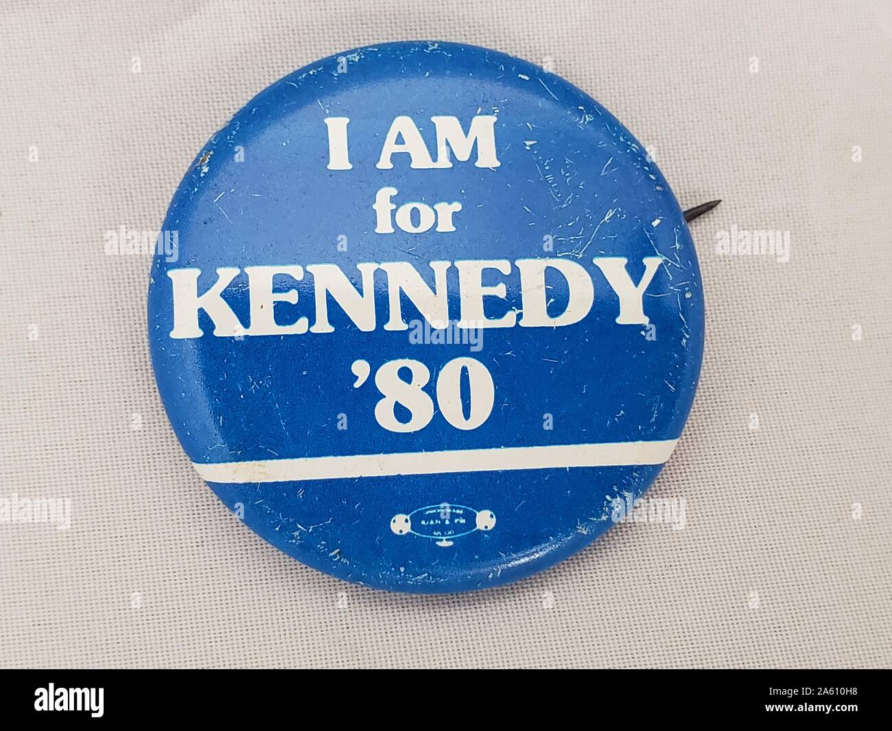 Pinback Button con lettura del testo sono per Kennedy 1980, per la campagna presidenziale del senatore Ted Kennedy del 1980, su sfondo bianco, il 26 settembre 2019. () Foto Stock