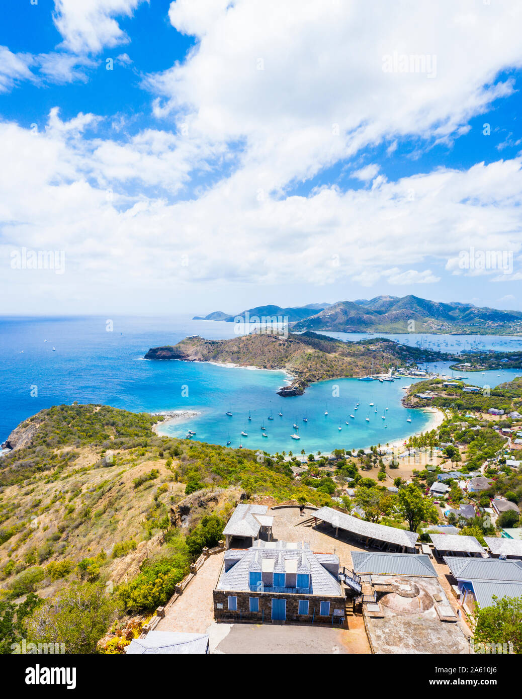 Panoramica aerea da fuco di Shirley Heights verso la spiaggia di galeone e English Harbour, Antigua, Isole Sottovento, West Indies, dei Caraibi Foto Stock