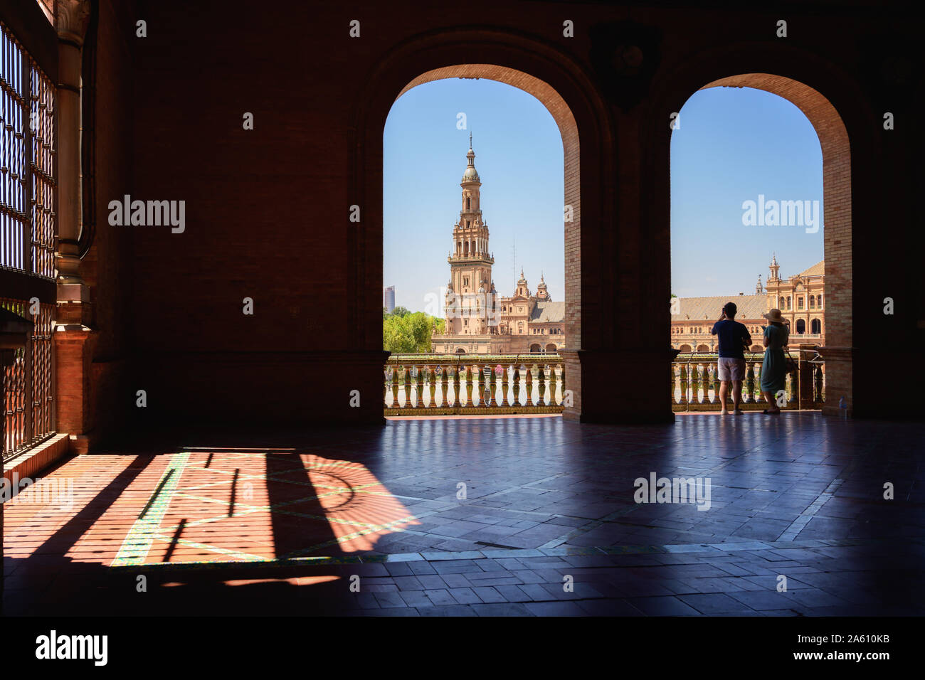 I turisti la visualizzazione della Plaza de Espana in Parque de Maria Luisa di notte, Siviglia, in Andalusia, Spagna, Europa Foto Stock