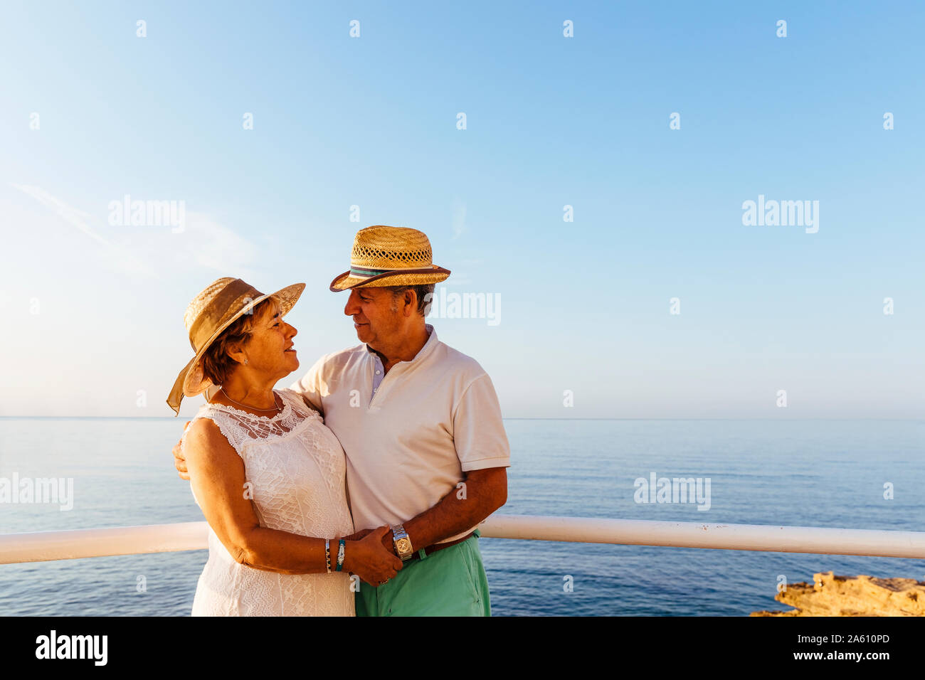 Coppia senior abbracciando a viewpoint presso la costa, El Roc de Sant Gaieta, Spagna Foto Stock