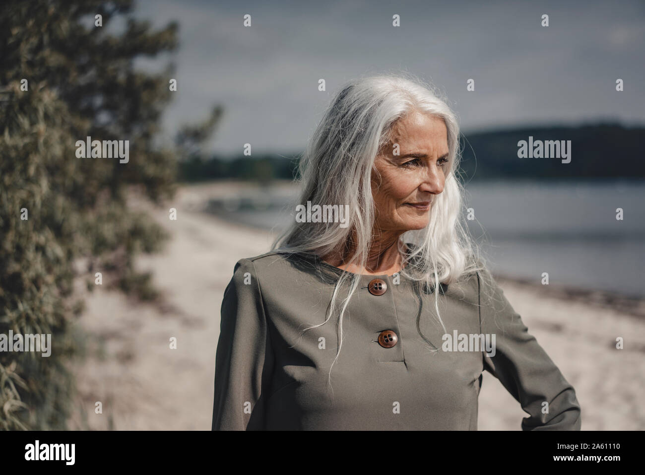 Senior donna che guarda il mare, ritratto Foto Stock