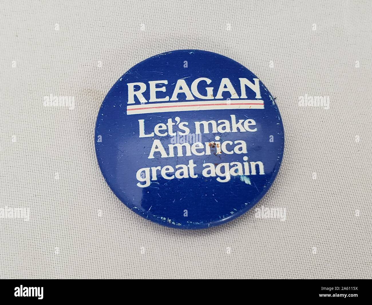 Primo piano di pinback Button con la lettura di testo Reagan, facciamo Di Nuovo grande l'America, per la campagna elettorale presidenziale del 1980 di Ronald Reagan, 26 settembre 2019. () Foto Stock