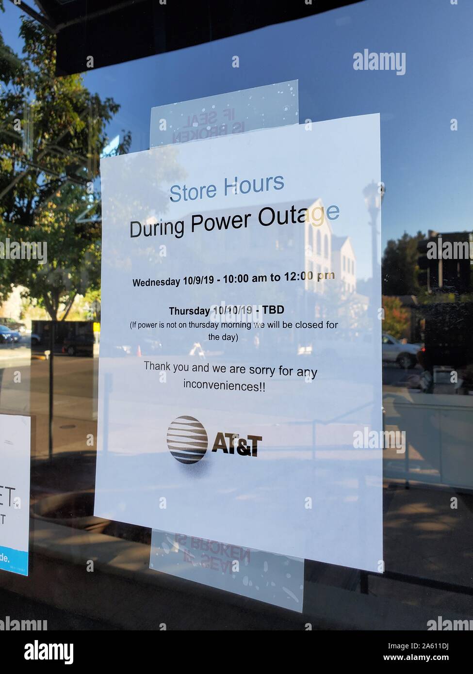Il cartello stampato sulla porta d'affari indica che l'azienda è stata chiusa a causa della perdita di energia elettrica durante un arresto della rete elettrica di sicurezza pubblica Pacific gas and Electric (PGE) che ha interessato gran parte dell'area della baia di San Francisco, Lafayette, California, il 10 ottobre 2019. () Foto Stock