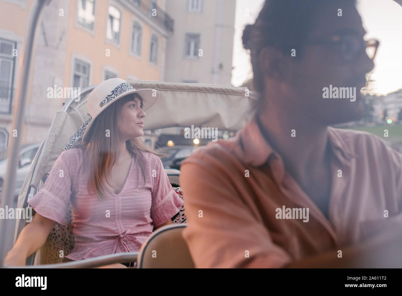 Un Tuk Tuk driver fornendo il tour della città per un turista, Lisbona, Portogallo Foto Stock