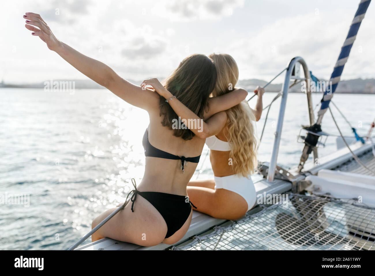 Due belle donne godendo una giornata estiva su una barca a vela Foto Stock