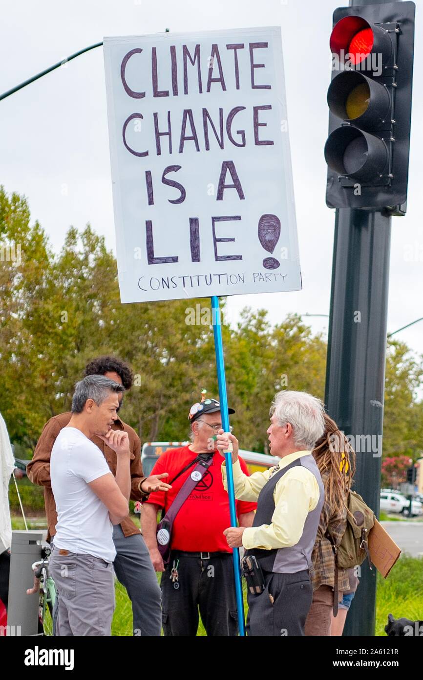 Un membro del partito della Costituzione detiene un segnale di lettura del cambiamento climatico È Una Bugia durante una controtest che risponde alle proteste sul cambiamento climatico a San Ramon, California, 27 settembre 2019. () Foto Stock
