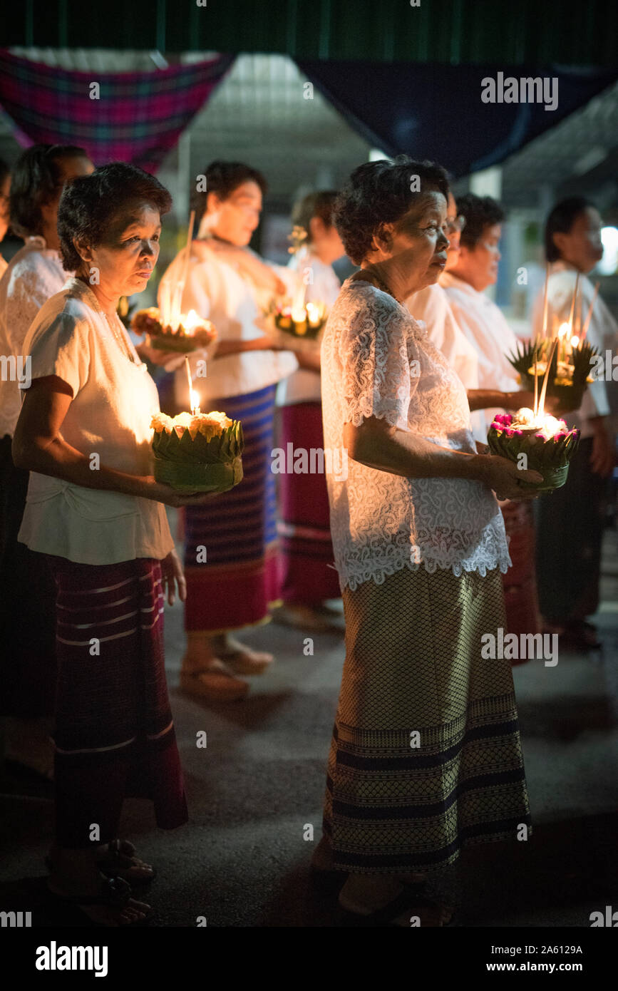 Loi krathong[a] (Thai: ลอยกระทง, pronunciato [lɔ̄ːj krā.tʰōŋ]) è un siamese festa celebrata ogni anno in tutto il Regno di Thailandia. Lampang. Foto Stock