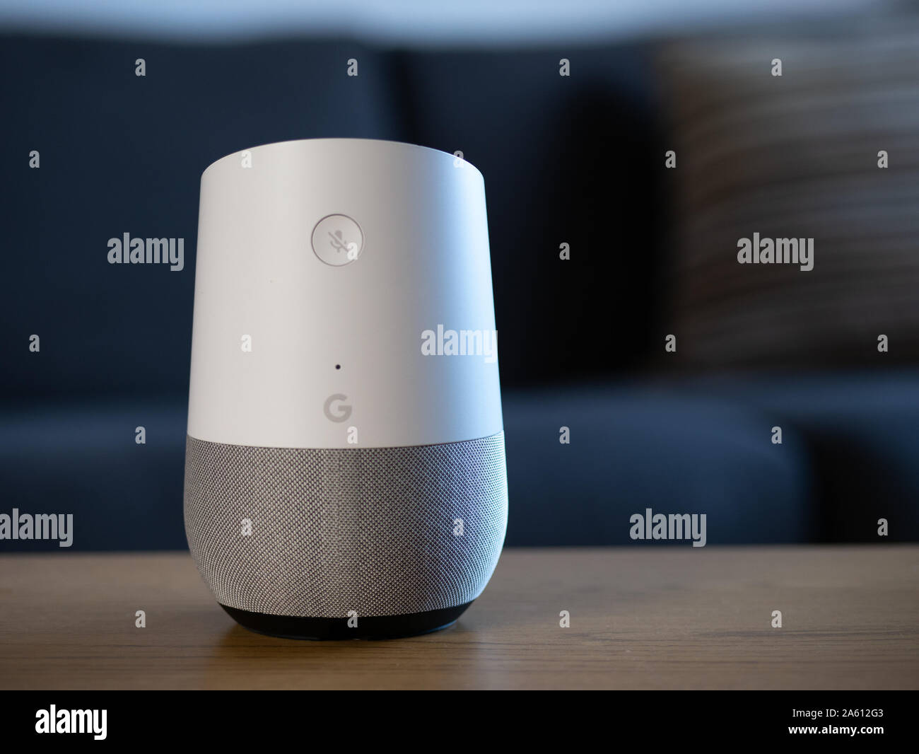 Regno Unito, ottobre 2019: Home page di Google smart speaker in ambiente domestico Foto Stock