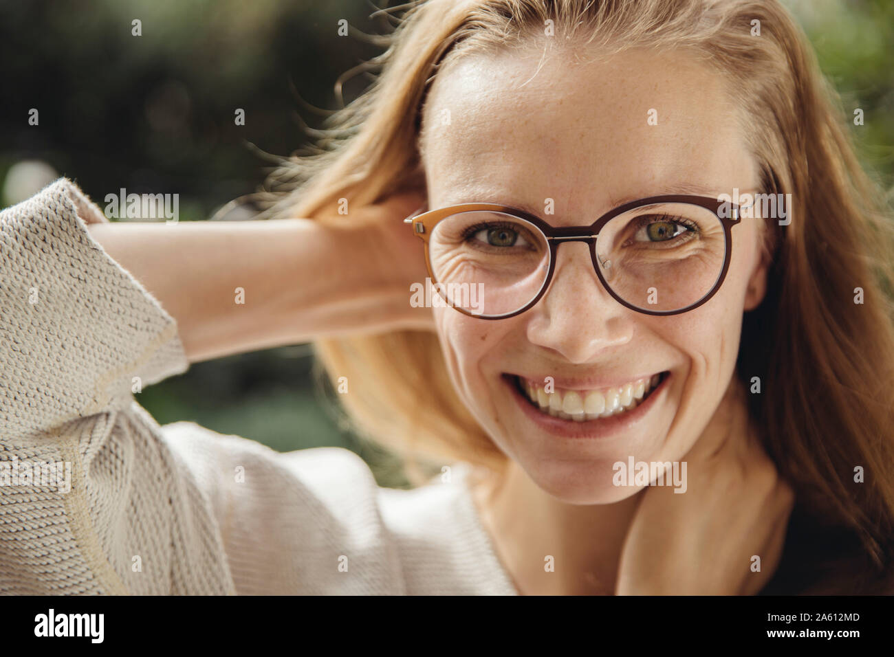 Ritratto di felice giovane donna con gli occhiali Foto Stock