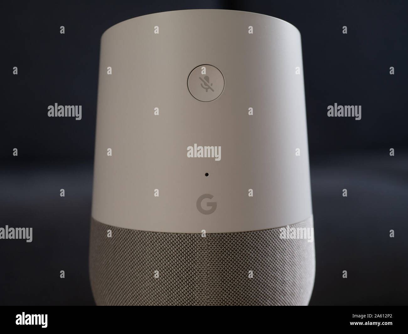 Regno Unito, ottobre 2019: Home page di Google smart speaker Foto Stock