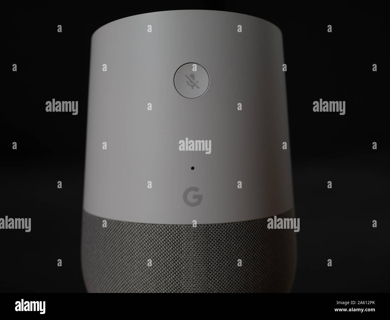 Regno Unito, ottobre 2019: Home page di Google smart speaker in ambiente buio Foto Stock